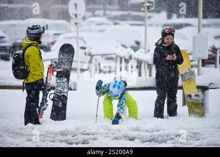 Winterszenen im Skigebiet Chamonix-Mont-Blanc in den französischen Alpen. Ski Snowboardtouristen Stockfoto