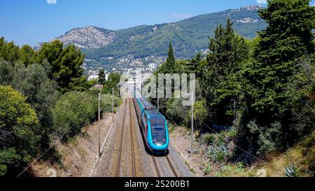 Ein Hochgeschwindigkeitszug fährt Richtung Cannes Stockfoto