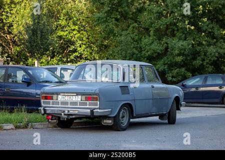 HAVIROV, TSCHECHISCHE REPUBLIK - 2. AUGUST 2016: Altes graues tschechisches Auto Skoda 100 aus den 1970er Jahren parkt auf der Straße Stockfoto