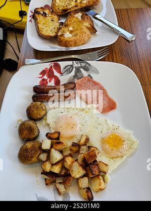 Frühstück, Wurst, Eier, Kartoffeln, Speck, Pilze, Toast Stockfoto