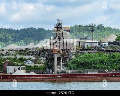 Mulzer Crushed Stone, Cape Sandy, Leavenworth, Indiana. Ein Lastkahn wird mit Sand aus dem Steinbruch beladen. Stockfoto
