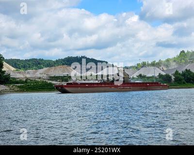 Mulzer Crushed Stone, Cape Sandy, Leavenworth, Indiana. Ein Lastkahn wird mit Sand aus dem Steinbruch beladen. Stockfoto