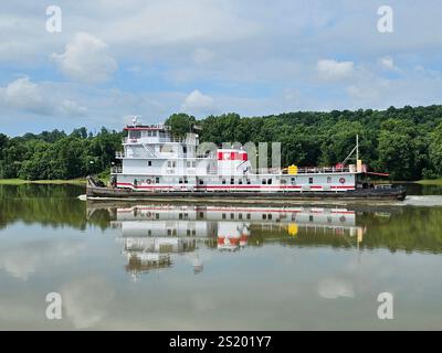 Ein Schleppboot auf dem Ohio River in Kentucky. Stockfoto