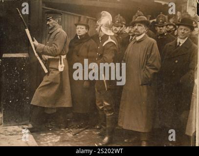 Archivfoto The Belagerung of Sidney Street London 1911: „Der Innenminister während des Kampfes: Mr. Winston Churchill am Schauplatz der außergewöhnlichen „Schlacht“ in der Sidney Street, abseits der Mile End Road“ Stockfoto