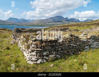 Ruinen der croft-Mauern der verlassenen Siedlung Suisnish mit dem Cuillin-Gebirge in der Ferne, Isle of Skye, Schottland, Großbritannien Stockfoto