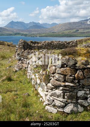 Ruinen der croft-Mauern der verlassenen Siedlung Suisnish mit dem Cuillin-Gebirge in der Ferne, Isle of Skye, Schottland, Großbritannien Stockfoto