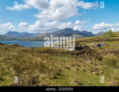 Ruinen der croft-Mauern der verlassenen Siedlung Suisnish mit dem Cuillin-Gebirge in der Ferne, Isle of Skye, Schottland, Großbritannien Stockfoto