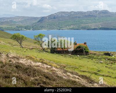 Leeres altes croft-Haus mit Steinmauern und rostigem Wellblechdach in der verlassenen Siedlung Suisnish, Isle of Skye, Schottland, Großbritannien Stockfoto