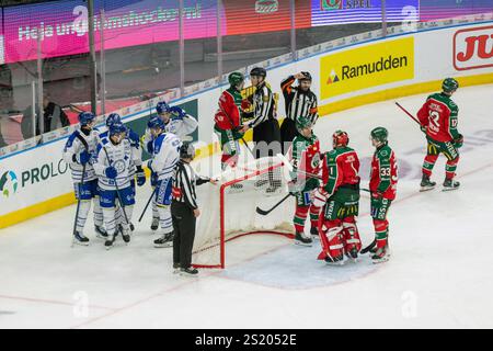 Göteborg, Schweden. Januar 2025. Leksand erzielte im Spiel gegen Frölunda 1:1, aber das Tor wurde nicht erlaubt. Quelle: Per Ljung/Alamy Live News Stockfoto