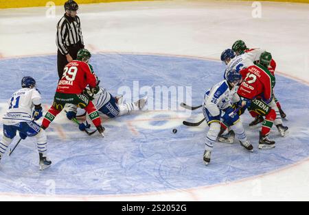 Göteborg, Schweden. Januar 2025. Instense-Kampf in der 2. Periode zwischen Spielern von Frölunda HC und Leksands IF. Quelle: Per Ljung/Alamy Live News Stockfoto