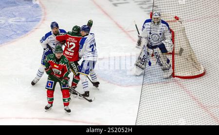 Göteborg, Schweden. Januar 2025. Instense-Kampf außerhalb des Tornetzes von Leksand in der 3. Periode zwischen Frölunda HC und Leksands IF. Gutschrift: Pro Ljung/A Stockfoto