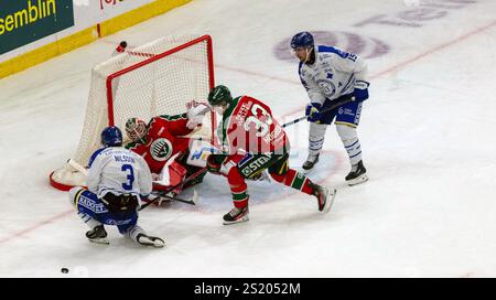 Göteborg, Schweden. Januar 2025. Torchance für Leksand in der dritten Spielperiode gegen Leksands IF. Quelle: Per Ljung/Alamy Live News Stockfoto