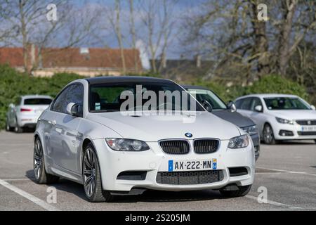 Nancy, Frankreich - Blick auf einen weißen BMW M3 E92 auf einem Parkplatz. Stockfoto