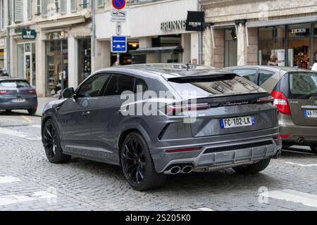 Nancy, Frankreich - Blick auf einen grauen Lamborghini Urus, der auf einer Straße fährt. Stockfoto