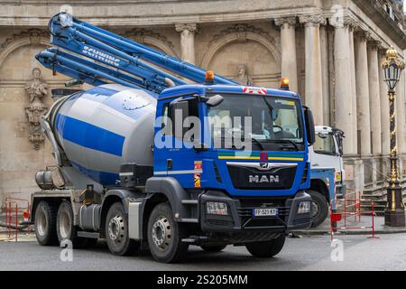 Nancy, Frankreich - Blick auf einen Lkw-Mischer MAN TGS 32,420, der Beton auf einer Baustelle liefert. Stockfoto