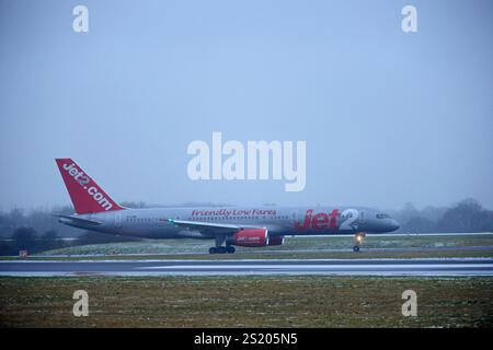 Flugbetrieb des letzten JET2 Boeing 757 kommerziellen Fluges Ankunft in Manchester von GENF, G-LSAI Taxis zum Terminal, Sonntag, 5. JANUAR 2025. Stockfoto