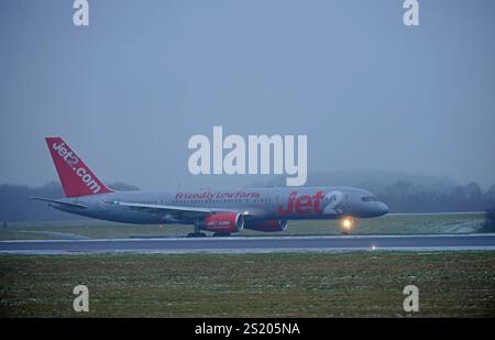Flugbetrieb des letzten JET2 Boeing 757 kommerziellen Fluges Ankunft in Manchester von GENF, G-LSAI Taxis zum Terminal, Sonntag, 5. JANUAR 2025. Stockfoto