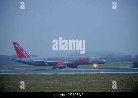 Flugbetrieb des letzten JET2 Boeing 757 kommerziellen Fluges Ankunft in Manchester von GENF, G-LSAI Taxis zum Terminal, Sonntag, 5. JANUAR 2025. Stockfoto