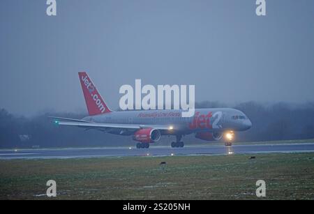Flugbetrieb des letzten JET2 Boeing 757 kommerziellen Fluges Ankunft in Manchester von GENF, G-LSAI Taxis zum Terminal, Sonntag, 5. JANUAR 2025. Stockfoto