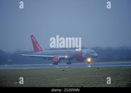 Flugbetrieb des letzten JET2 Boeing 757 kommerziellen Fluges Ankunft in Manchester von GENF, G-LSAI Taxis zum Terminal, Sonntag, 5. JANUAR 2025. Stockfoto