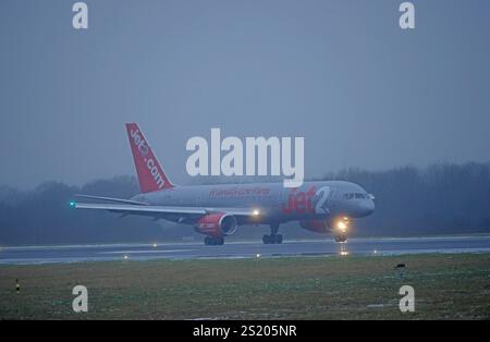 Flugbetrieb des letzten JET2 Boeing 757 kommerziellen Fluges Ankunft in Manchester von GENF, G-LSAI Taxis zum Terminal, Sonntag, 5. JANUAR 2025. Stockfoto