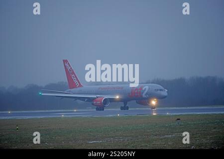 Flugbetrieb des letzten JET2 Boeing 757 kommerziellen Fluges Ankunft in Manchester von GENF, G-LSAI Taxis zum Terminal, Sonntag, 5. JANUAR 2025. Stockfoto