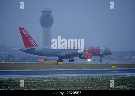 Flugbetrieb des letzten JET2 Boeing 757 kommerziellen Fluges Ankunft in Manchester von GENF, G-LSAI Taxis zum Terminal, Sonntag, 5. JANUAR 2025. Stockfoto
