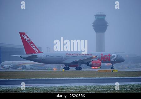 Flugbetrieb des letzten JET2 Boeing 757 kommerziellen Fluges Ankunft in Manchester von GENF, G-LSAI Taxis zum Terminal, Sonntag, 5. JANUAR 2025. Stockfoto