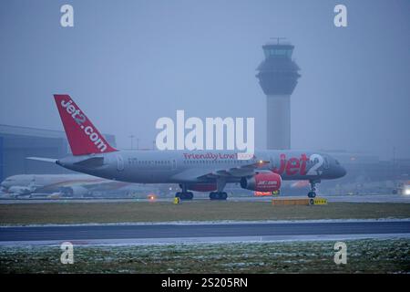 Flugbetrieb des letzten JET2 Boeing 757 kommerziellen Fluges Ankunft in Manchester von GENF, G-LSAI Taxis zum Terminal, Sonntag, 5. JANUAR 2025. Stockfoto