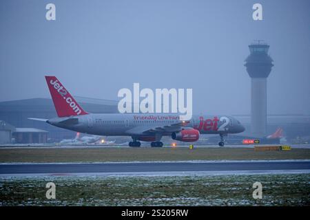 Flugbetrieb des letzten JET2 Boeing 757 kommerziellen Fluges Ankunft in Manchester von GENF, G-LSAI Taxis zum Terminal, Sonntag, 5. JANUAR 2025. Stockfoto