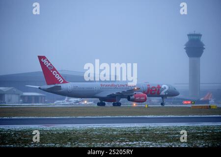 Flugbetrieb des letzten JET2 Boeing 757 kommerziellen Fluges Ankunft in Manchester von GENF, G-LSAI Taxis zum Terminal, Sonntag, 5. JANUAR 2025. Stockfoto