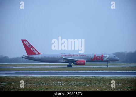 Flugbetrieb des letzten JET2 Boeing 757 kommerziellen Fluges Ankunft in Manchester von GENF, G-LSAI Taxis zum Terminal, Sonntag, 5. JANUAR 2025. Stockfoto