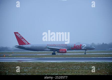 Flugbetrieb des letzten JET2 Boeing 757 kommerziellen Fluges Ankunft in Manchester von GENF, G-LSAI Taxis zum Terminal, Sonntag, 5. JANUAR 2025. Stockfoto