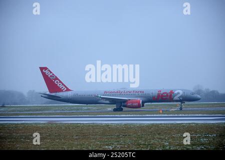 Flugbetrieb des letzten JET2 Boeing 757 kommerziellen Fluges Ankunft in Manchester von GENF, G-LSAI Taxis zum Terminal, Sonntag, 5. JANUAR 2025. Stockfoto