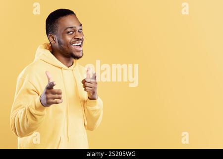 Black Man Zeigt Mit Beiden Händen Die Finger Auf Die Kamera, Studio Stockfoto