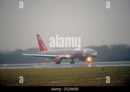 Flugbetrieb des letzten JET2 Boeing 757 kommerziellen Fluges Ankunft in Manchester von GENF, G-LSAI Taxis zum Terminal, Sonntag, 5. JANUAR 2025. Stockfoto