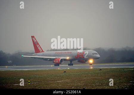 Flugbetrieb des letzten JET2 Boeing 757 kommerziellen Fluges Ankunft in Manchester von GENF, G-LSAI Taxis zum Terminal, Sonntag, 5. JANUAR 2025. Stockfoto
