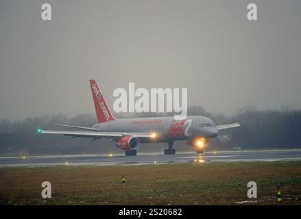 Flugbetrieb des letzten JET2 Boeing 757 kommerziellen Fluges Ankunft in Manchester von GENF, G-LSAI Taxis zum Terminal, Sonntag, 5. JANUAR 2025. Stockfoto