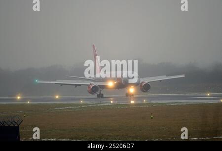 Flugbetrieb des letzten JET2 Boeing 757 kommerziellen Fluges Ankunft in Manchester von GENF, G-LSAI Taxis zum Terminal, Sonntag, 5. JANUAR 2025. Stockfoto
