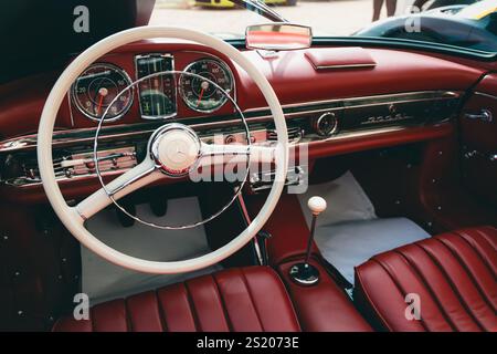 Innenausstattung eines Mercedes Benz 300 SL im Concours of Elegance 2024, Hampton Court Palace, London Stockfoto