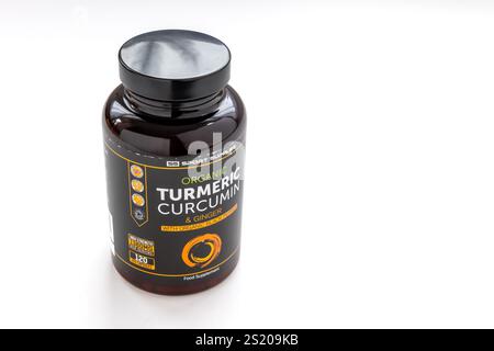 London. UK-01.01.2025. Eine Flasche Bio-Kurkuma-Kurkumin-Tabletten isoliert auf weiß. Stockfoto