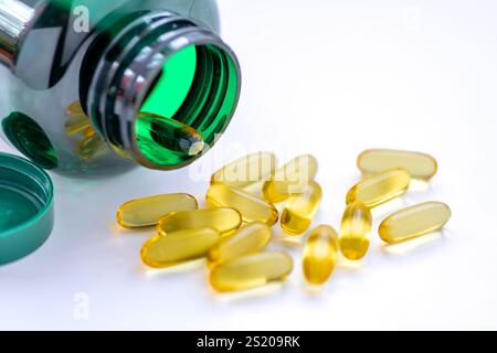 Kabeljau Leberöl Kapseln Gesundheit Ergänzung für Arthritis isoliert auf weiß. Stockfoto