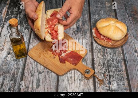 Sie wird je nach Reinheit der Rasse und der Schweineernährung in verschiedene Kategorien eingeteilt, wobei Jamón Ibérico de Bellota die beste ist Stockfoto