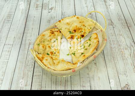 Naan-Brot kann heiß, frisch zubereitete, begleitende Gerichte wie Curry, Hühnchen-Tikka, Kebabs serviert oder einfach mit Knoblauchbutter oder frischem Kräuter aufgetragen werden Stockfoto