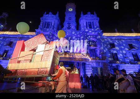 Valencia, Spanien, 5. Januar 2024. Die Cabalgata de Reyes (drei Könige Parade) findet in den Straßen von Valencia statt. Diese feierliche Parade erinnert an die Ankunft der drei Weisen (Melchior, Gaspar und Balthazar), die dem Jesuskind nach christlicher Tradition Geschenke brachten. Die Feier markiert den Höhepunkt der Weihnachtsfeier. Nach der Parade lassen die Kinder traditionell ihre Schuhe aus, in der Hoffnung, dass die Könige sie über Nacht mit Geschenken belassen. Quelle: Eduardo Ripoll. Quelle: Eduardo Ripoll Vidal/Alamy Live News Stockfoto