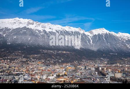 Innsbruck, Österreich. Januar 2025. Panoramablick beim 73. Vier-Schanzentournier Skispringen am 4. Januar 2025 in der Bergisel Schanze in Innsbruck, Tirol, Österreich, Fotograf: ddp Images/STAR-Images Credit: ddp Media GmbH/Alamy Live News Stockfoto