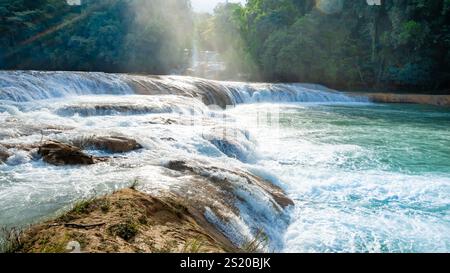Landesape von Agua Azul mit Wasserfällen im tropischen Wald von Palenque in Mexiko. Stockfoto