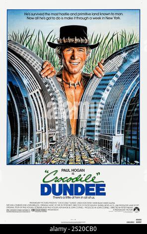 Krokodil Dundee (1986) unter der Regie von Peter Faiman mit Paul Hogan, Linda Kozlowski und John Meillon. Ein australischer Buschmann, der für seine Fähigkeiten zur Krokodiljagd berühmt ist, macht sich vom Outback aus auf die Reise durch den urbanen Dschungel von New York City. Foto eines Original-Posters aus dem Jahr 1986 (USA) ***NUR FÜR REDAKTIONELLE ZWECKE***. Quelle: BFA / Paramount Pictures Stockfoto