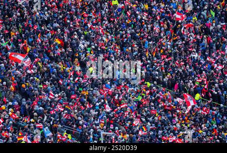 Innsbruck, Österreich. Januar 2025. Skijumping fanatisierte die 73. Vier-Schanzentournier Skispringen am 4. Januar 2025 in der Bergisel Schanze in Innsbruck, Tirol, Österreich, Fotograf: ddp Images/STAR-Images Credit: ddp Media GmbH/Alamy Live News Stockfoto