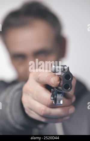 Man kümmert sich um zwei Zylinder Derringer persönliche Handfeuerwaffen Kaliber .38 Special Stockfoto